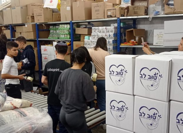 עוד קבוצה של מתנדבים השבוע לאריזת חבילות מזון